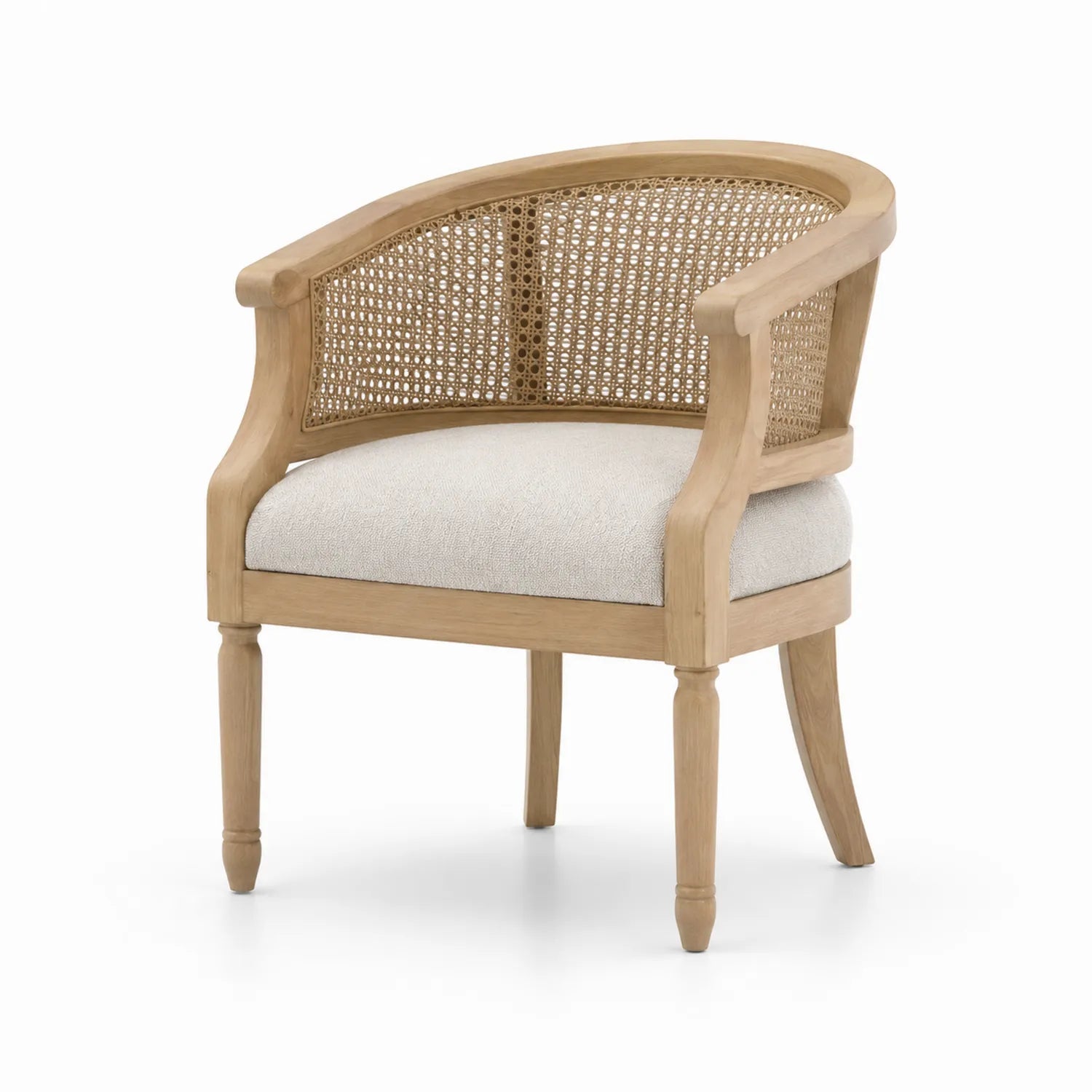Silla de madera con respaldo de ratán y asiento de tela beige